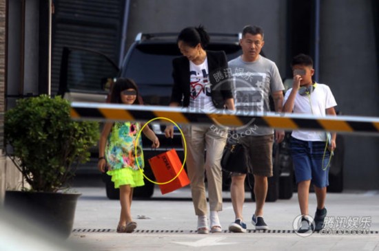 那英一家四口外出就餐 母女情深儿子紧黏继父