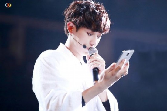 EXO上海卖萌:灿烈表情可爱 世勋两腿夹话筒