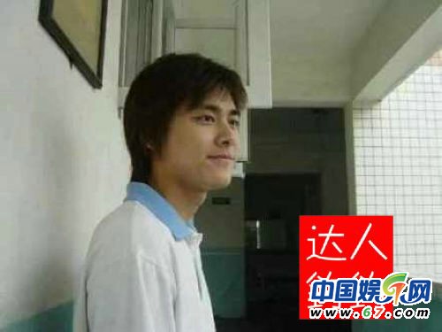 峰童年呆萌四眼照圆滚滚惹人爱 当众耍篮球引