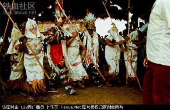 盘点全球恐怖成人礼 捕狮鞭打牙齿磨成年割礼