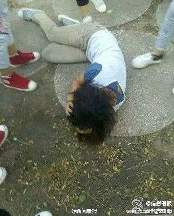 初中女生被扒光上衣遭群殴