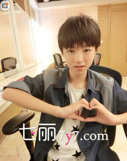 TFBoys王俊凯校服外服装照 时尚穿衣经