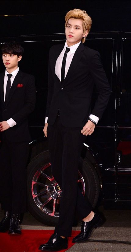 韩国天团exo平均身高揭秘:鹿?踮脚拍照 灿烈长