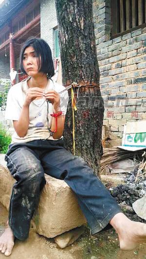 26岁女子被父母<em>绑</em>树上20多年 眼神呆滞<em>头发</em>凌