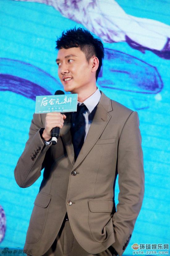 《后会无期》首映 冯绍峰抱萌狗儿子