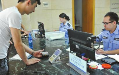 四川首批二代身份证到期 本人需回户口所在地