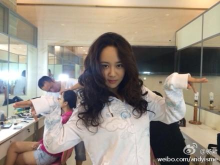 杨紫留大波浪长发 自封为"迪克牛仔"(图)