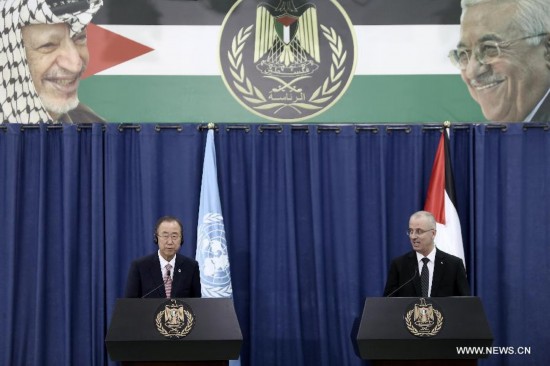 United Nations Secretary General Ban Ki-Moon (L) take part in a joint news conference with Palestinian Prime Minister Rami Hamdallah (R) in the west bank city of Ramallah on July 22, 2014. 