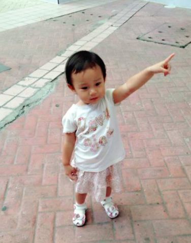 贾乃亮晒甜心近照 笑称女儿心眼多求分给爹