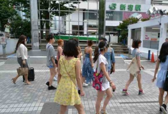 日本30名女艺人东京街头举行泳装快闪