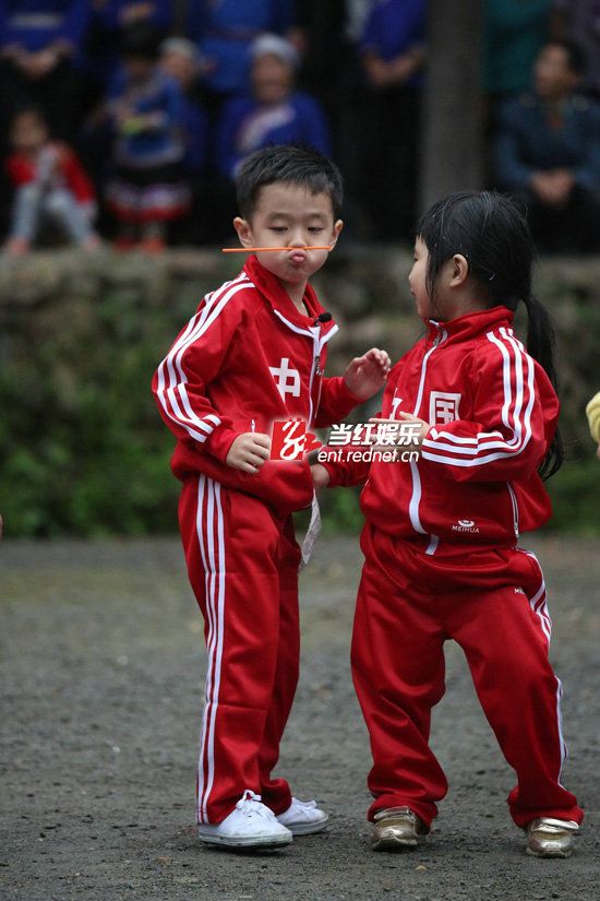 《爸爸2》萌娃撅嘴传筷子笑料百出 姐姐狂呐喊