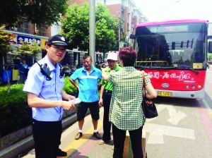 南京女子带一箱白酒上公交 司机疏散全车人