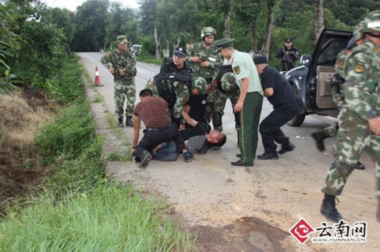 湘籍歹徒劫持人质驾车冲卡 被云南警方当场击
