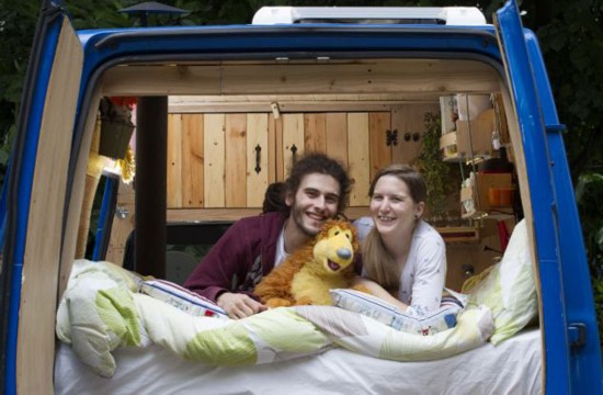 英国情侣将二手货车改装成房车环游欧洲(组图