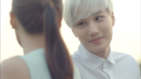 韩团EXO最新广告剧照 变身多情善感小男友