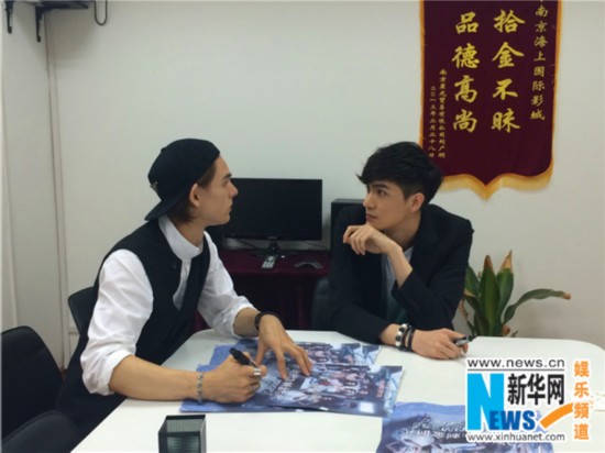 任言恺李贤宰空降南京 最萌身高差引粉丝围堵