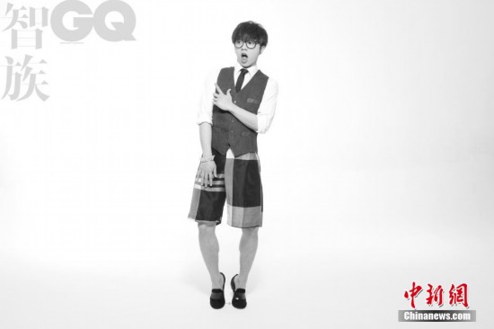 华晨宇拍写真露鬼马表情 穿西装潮范足