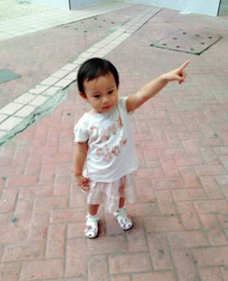 贾乃亮晒甜馨近照 称女儿长大心眼儿变多