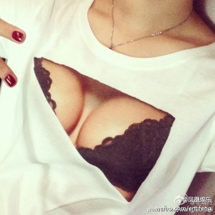 王珞丹恶搞露大胸 如此T恤你敢穿出去吗?