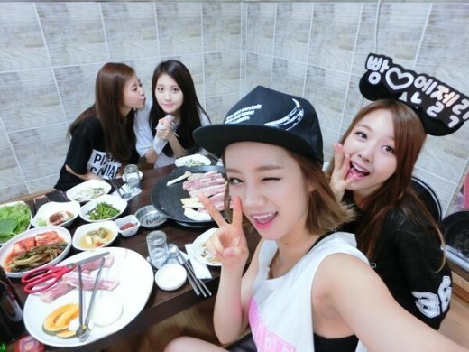 盘点韩星可爱自拍照 EXO鹿晗河智苑搞怪卖萌