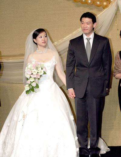 总裁娶赵本山女儿十余辆黑色林肯开道 盘点嫁