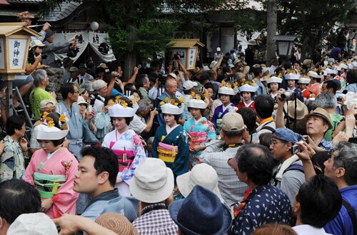 日本会津田岛祗园祭 新娘游行吸引眼球