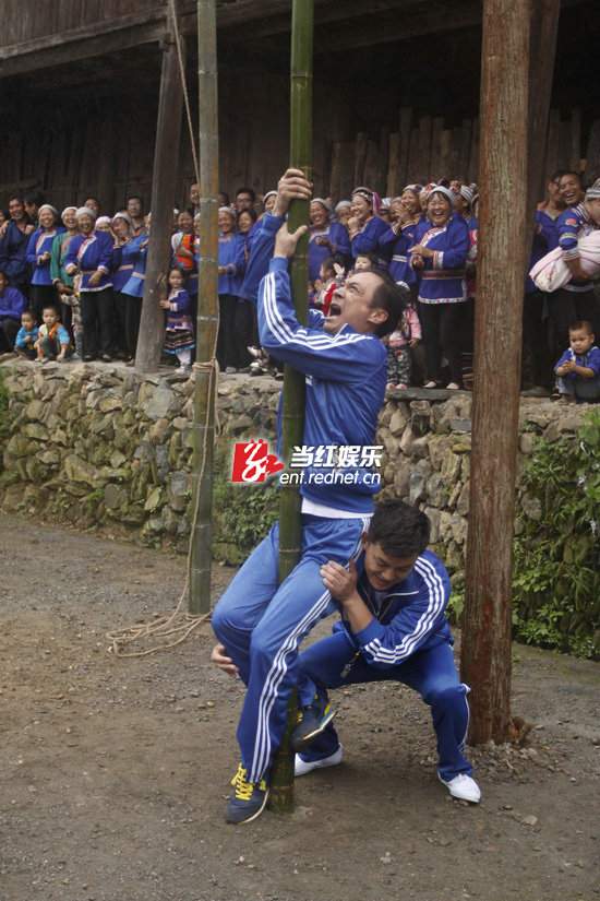 爸爸去哪儿2》萌娃撅嘴传筷子笑料百出 姐姐狂