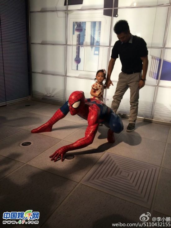 吃货奥莉狂啃饼干胖嘟嘟赛王诗龄 全身堆满玩