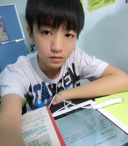 TFBoys穿五月天阿信自创品牌STAYREAL出镜