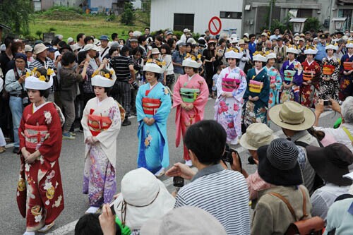 日本会津田岛祗园祭 新娘游行吸引眼球