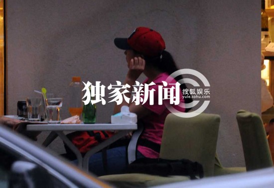 杜江撇霍思燕约会<em>丰腴</em>妙龄<em>女</em> 喝咖啡吃饭兴致