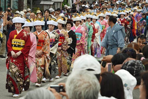 日本会津田岛祗园祭 新娘游行吸引眼球