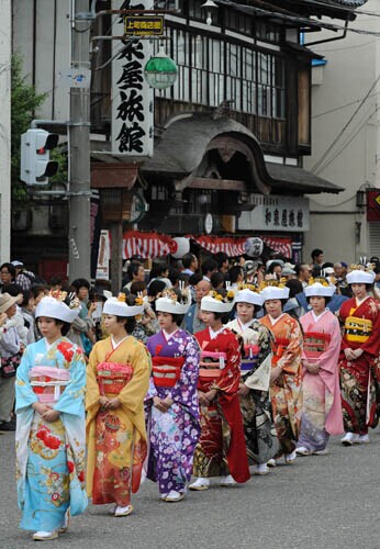 日本会津田岛祗园祭 新娘游行吸引眼球