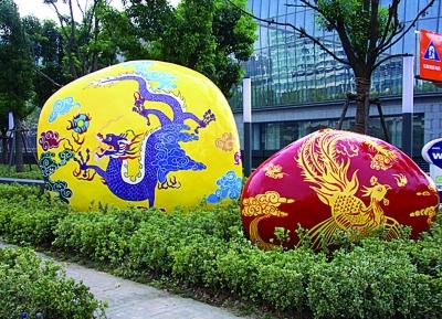 龙飞凤舞 雨花石雕塑亮相南京街头 一红一黄