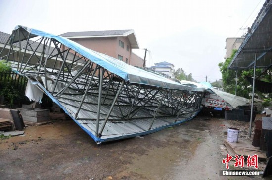 台风 麦德姆 登陆福建 狂风暴雨吹翻铁皮房(组