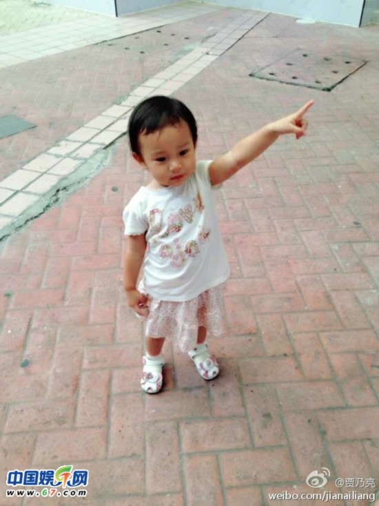 甜馨靠李小璐撒娇妩媚表情迷人 高举手指捉弄