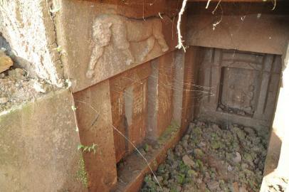 修路挖出宋代夫妻合墓:尸骨风化 有青龙白虎石