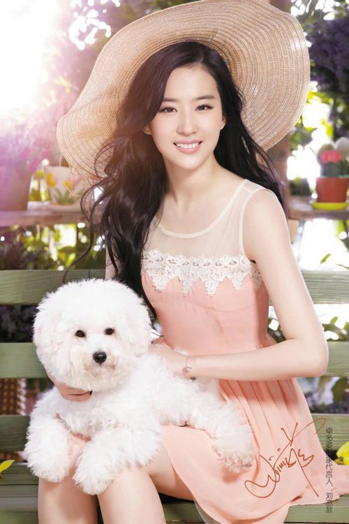 刘亦菲穿<em>蕾丝</em>现身机场 与吉克隽逸亲密热聊【