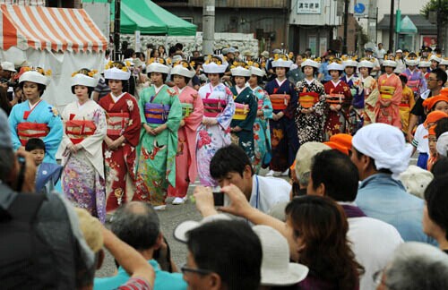 日本会津田岛祗园祭 新娘游行吸引眼球