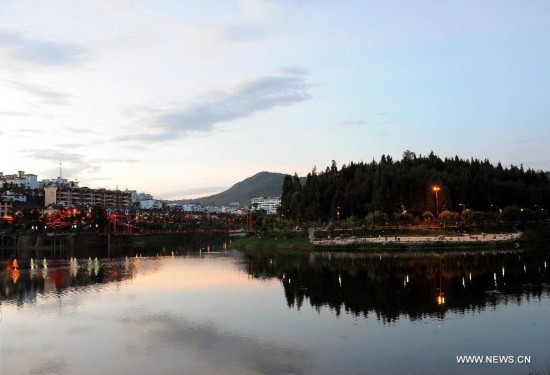 Photo taken on July 24, 2014 shows the evening scenery of Shuangbai County, southwest China's Yunnan Province, July 24, 2014. (Xinhua/Yang Zongyou) 