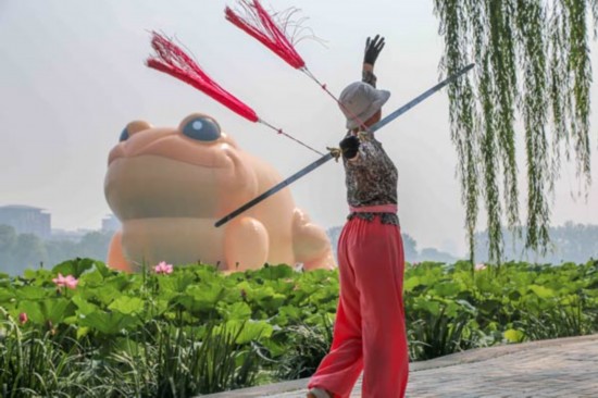 Critics busy as giant toad floats into Beijing