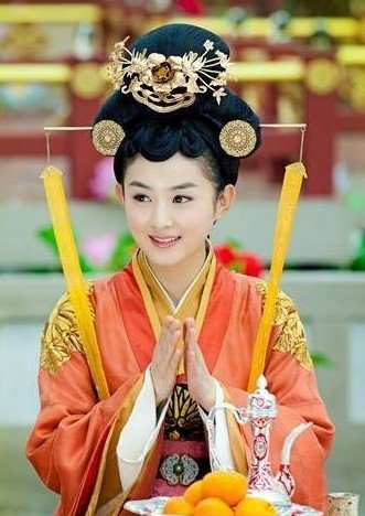 赵丽颖被曝曾当三陪小姐 整容前是大饼脸(图)