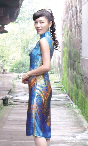 刘亦菲穿蕾丝现身机场 网友留言气场能甩范冰