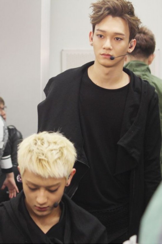 韩EXO跪拜日本粉丝被骂没骨气:黄子韬哭肿眼