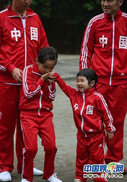 曹格女儿Grace遭黄多多强吻害羞 玩游戏五官紧