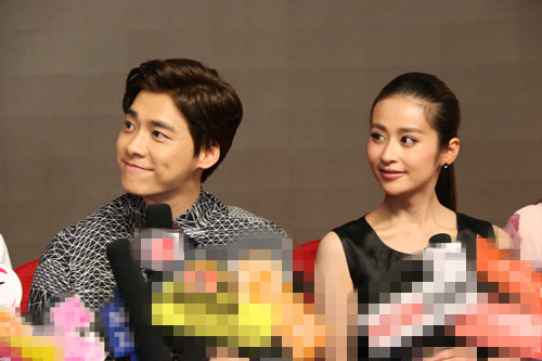 国民男神李易峰与女友李菲儿激吻照遭遇女粉