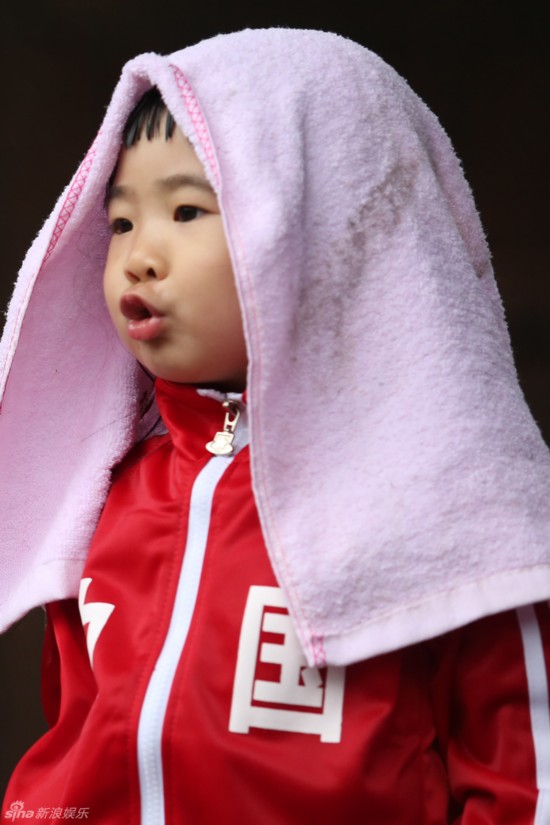 《爸爸去哪儿》姐姐玩游戏热情高涨