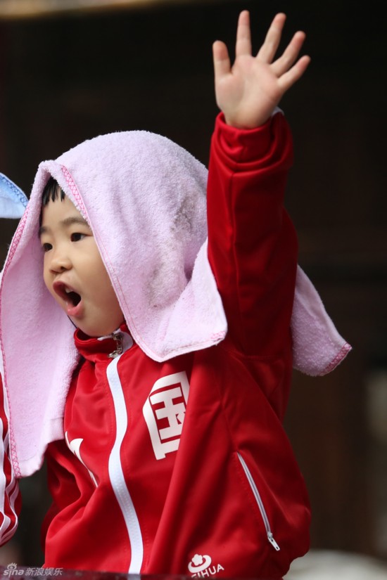 《爸爸去哪儿》姐姐玩游戏热情高涨