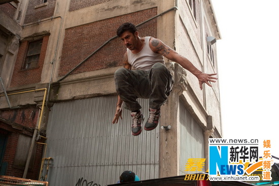 《暴力街区》曝双雄剧照 两大型男拯救罪恶之