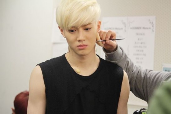 韩EXO跪拜日本粉丝被骂没骨气:黄子韬哭肿眼